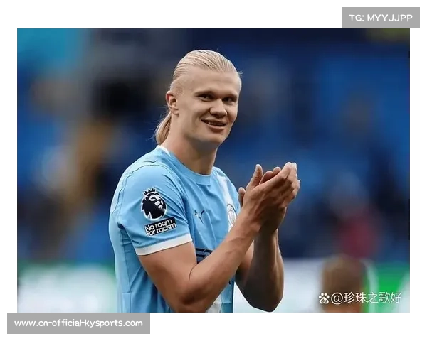 哈兰德转身射门遭利桑德罗飞身封堵，曼城锋线受阻